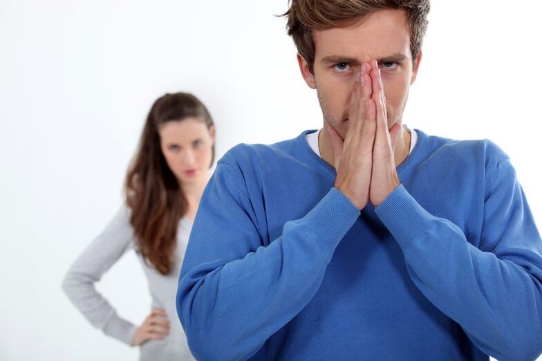 O home está molesto polos síntomas da prostatite